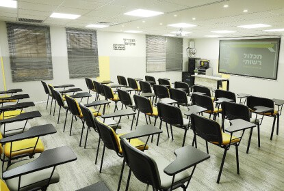 classroom-design-with-modern-desks-yellow-seats-watch-3d-rendering 1