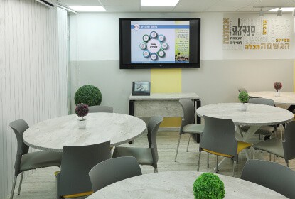 classroom-design-with-modern-desks-yellow-seats-watch-3d-rendering 4