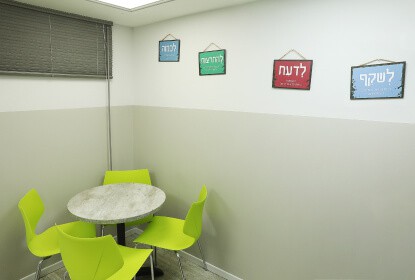 classroom-design-with-modern-desks-yellow-seats-watch-3d-rendering 5